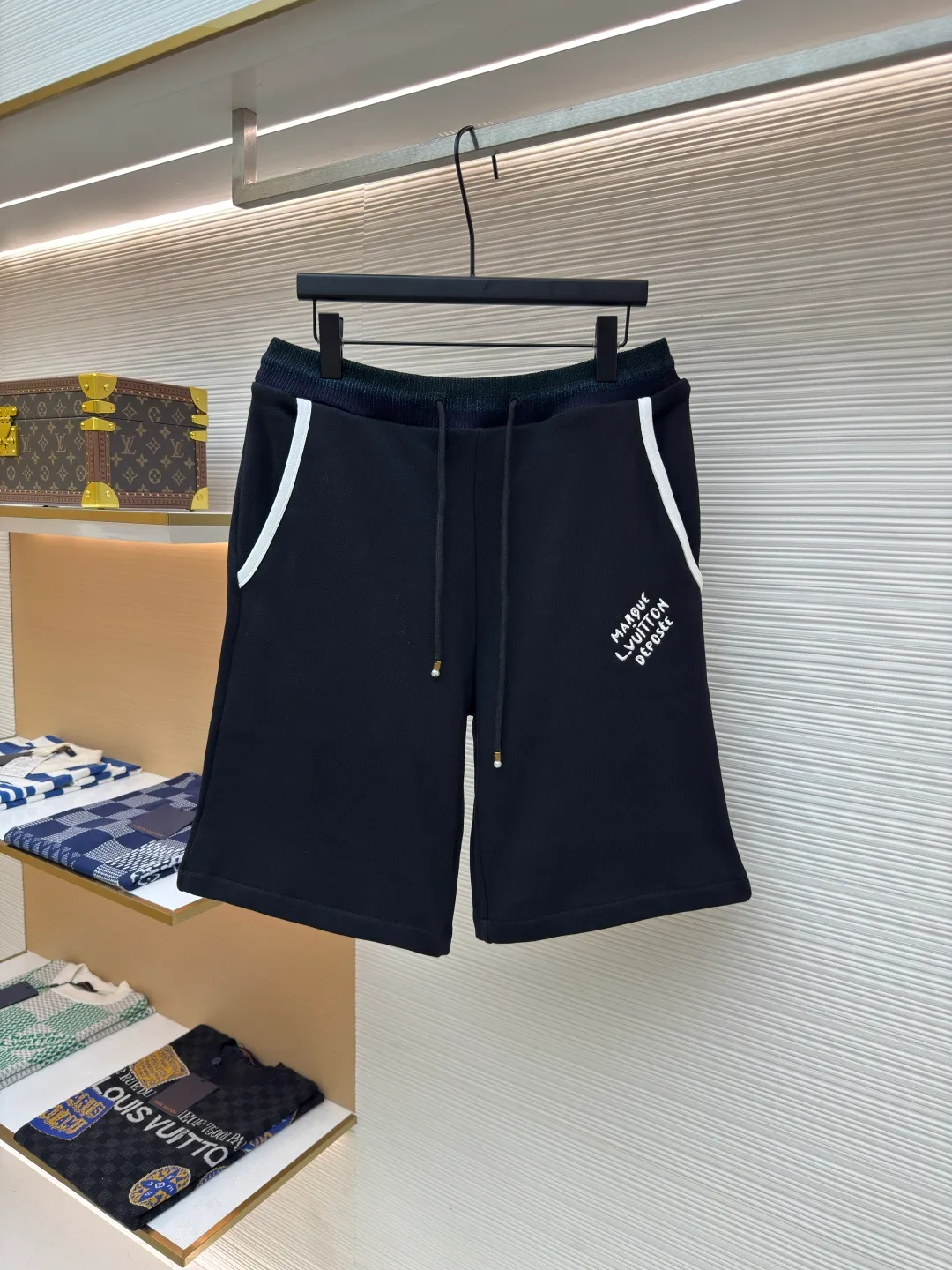 LOUIS VUITTON college style logo embroidered shorts ●Authentic product: Purchased and developed for 8900 ●Item number: 1680429-A55 ●Material: cotton sweatshirt fabric ●Technology: embroidery process ●Version: fitted version ●Weight: about 535 grams ●Size: S-M-L-XL ●Description: Made of double-ply yarn, carefully selected cotton sweatshirt fabric, with iridescent ribbing lighting up the waist, just like the brilliant aurora appearing in the night sky, and the white webbing on both sides is simple and neat. The LV logo embroidery on the left leg is like an artist's delicate brushstrokes, adding a mysterious and gorgeous atmosphere. The overall wiring is straight and delicate, the fabric is comfortable and soft, and the color is consistent without color difference. It can be matched with the same style to create a fashionable look and control various occasions. Customized accessories, complete with three standards, same style for men and women!